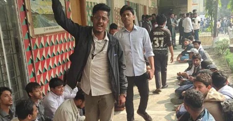 দশম গ্রেড বিতর্কে পরীক্ষা বর্জন করে আন্দোলনে ঢাকা পলিটেকনিক শিক্ষার্থীরা